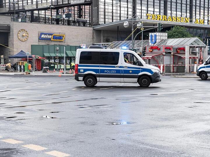 Nach ersten Erkenntnissen der Polizei verlor der Fahrer beim Abbiegen die Gewalt über sein Fahrzeug.