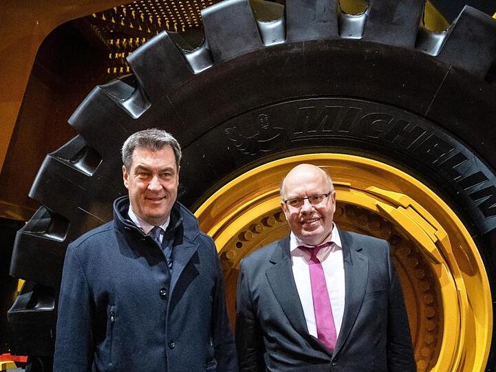 Peter Altmaier (r), Bundeswirtschaftsminister Markus Söder, Ministerpräsident von Bayern, stehen auf der Bauma. Foto: Sina Schuldt