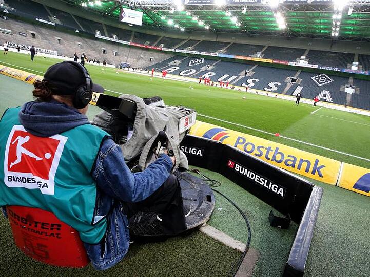 Darf sich die Fußball-Bundesliga mitten in der Coronavirus-Pandemie eine Sonderrolle genehmigen und die Saison fortsetzen?.