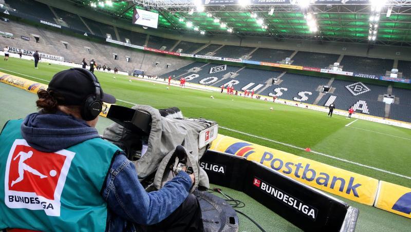 Darf sich die Fußball-Bundesliga mitten in der Coronavirus-Pandemie eine Sonderrolle genehmigen und die Saison fortsetzen?. Darf sich die Fußball-Bundesliga mitten in der Coronavirus-Pandemie eine Sonderrolle genehmigen und die Saison fortsetzen?.