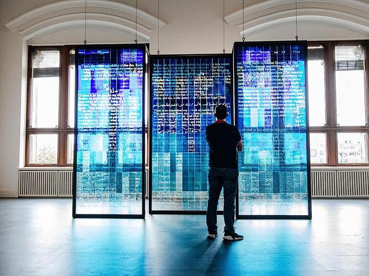 "Sustained Glass" im Berliner Martin Gropius Bau.