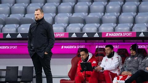 Trainer Bo Svensson von Mainz verfolgt das Spiel.