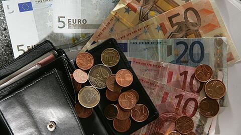 Frauen erhielten mit durchschnittlich 19,12 Euro brutto pro Stunde 4,08 Euro weniger als Männer (23,20 Euro).