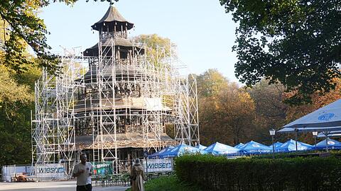 Den Chinesischen Turm ziert seit rund zwei Wochen ein Gerüst. Der Biergartenbetrieb wird dadurch kaum eingeschränkt