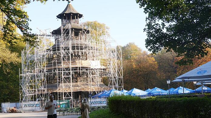 Den Chinesischen Turm ziert seit rund zwei Wochen ein Gerüst. Der Biergartenbetrieb wird dadurch kaum eingeschränkt