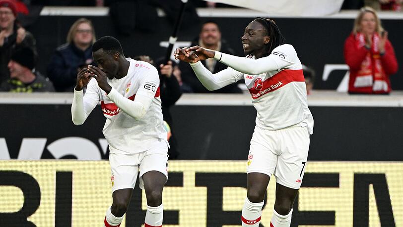 Erleichterung beim VfB: Silas Katompa Mvumpa (l) und Tanguy Coulibaly bejubeln den Siegtreffer.