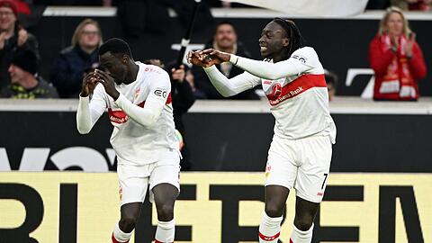 Erleichterung beim VfB: Silas Katompa Mvumpa (l) und Tanguy Coulibaly bejubeln den Siegtreffer.