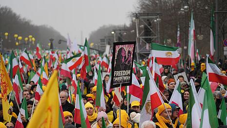 Demonstranten mit Plakaten und Transparenten am Brandenburger Tor in Berlin.