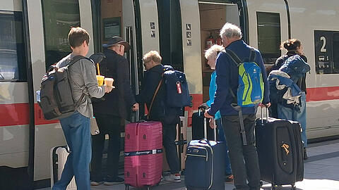 Wegen der vorhergesagten Hitze in den kommenden Tagen bietet die Deutsche Bahn ihren Passagieren eine Hitze-Kulanz an. (Symbolbild)