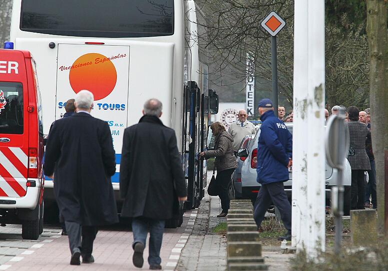 Diese Bilder gehen an die Substanz: Eltern trauern vor der Stekske Schule in Lommel (Belgien) um die Kinder, die bei dem Bus-Unglück in der Schweiz ums Leben gekommen sind.