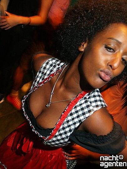 Auch im Crown's Club tummelten sich trotz fehlendem Wiesn-Motto jede Menge Trachtenträger. Mehr Bilder unter: www.nachtagenten.de.
