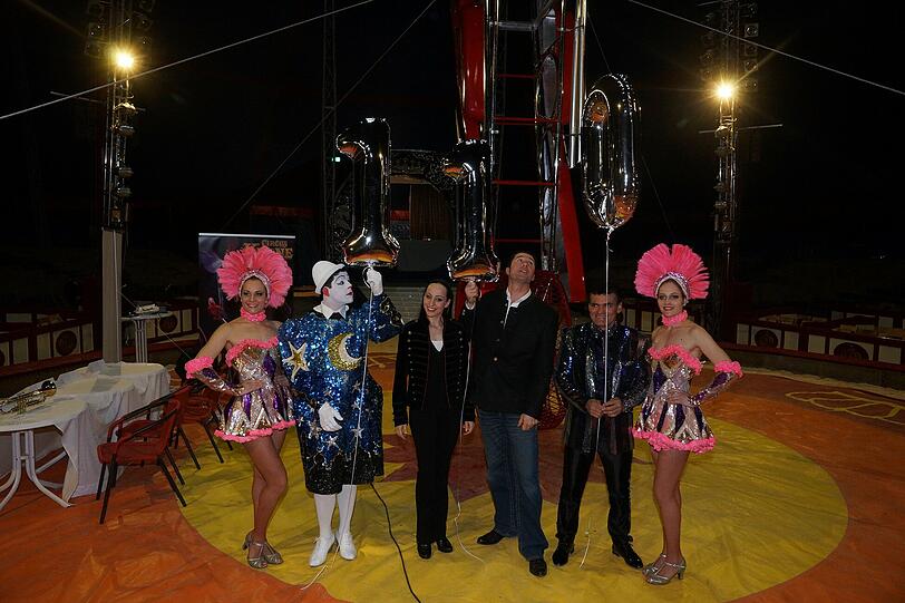 Circus Krone präsentiert seine neues Programm "Evolution". Hier von l. n. r.: Gardemädels Zwillingsfrauen Palina und Toniy um Jana Lacey-Krone und Cracy Wilson.