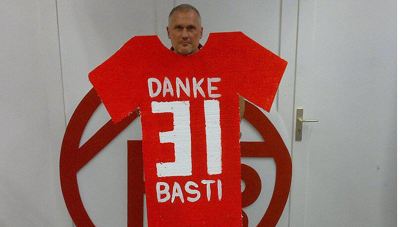 Die geplante Choreo für Bastian Schweinsteiger wurde verboten. Die geplante Choreo für Bastian Schweinsteiger wurde verboten.
