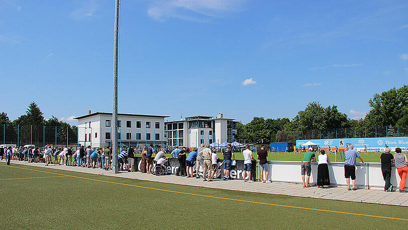 Knapp 300 Fans beobachteten das Training der Löwen und diskutierten über den Trainer und das zukünftige Stadion. Knapp 300 Fans beobachteten das Training der Löwen und diskutierten über den Trainer und das zukünftige Stadion.
