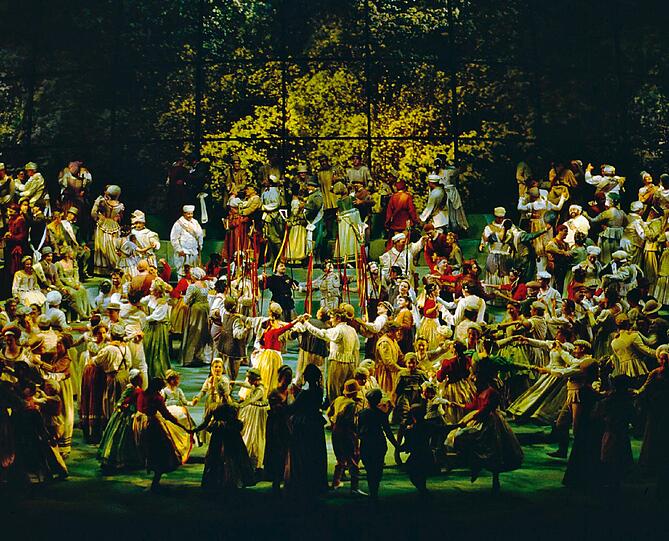 "Die Meistersinger von Nürnberg" in der Inszenierung von Wolfgang Wagner, 3. Aufzug 1997. Das Volk von Nürnberg tanzt auf der Festwiese.