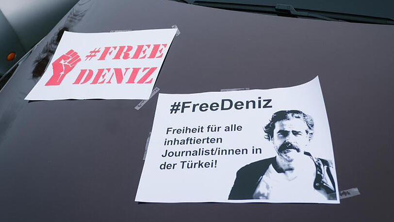 Plakate für die Freilassung des in der Türkei festgehaltenen Journalisten bei einem Autokorso Ende Februar.