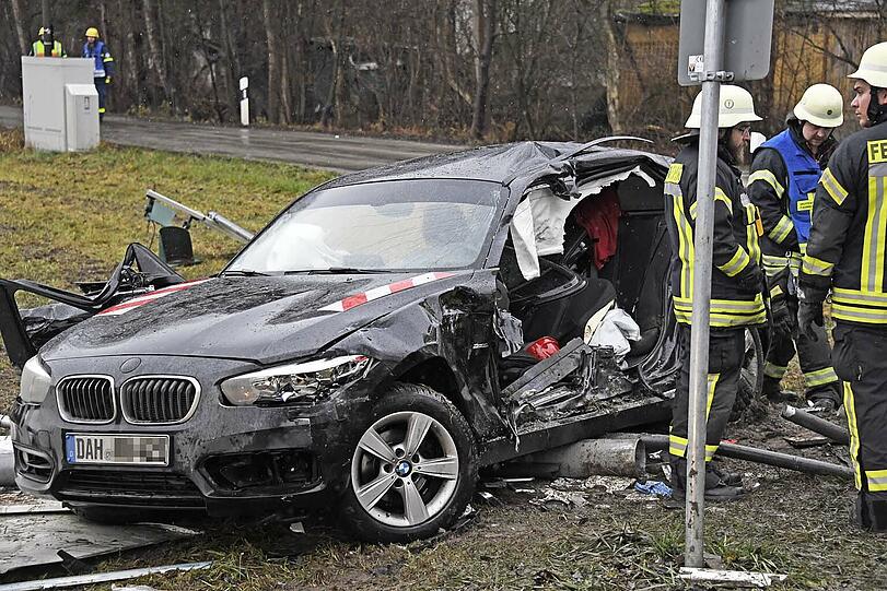 In Eschenried ist ein Kleintransporter in einen 1er BMW gekracht - es wurden vier Menschen verletzt.
