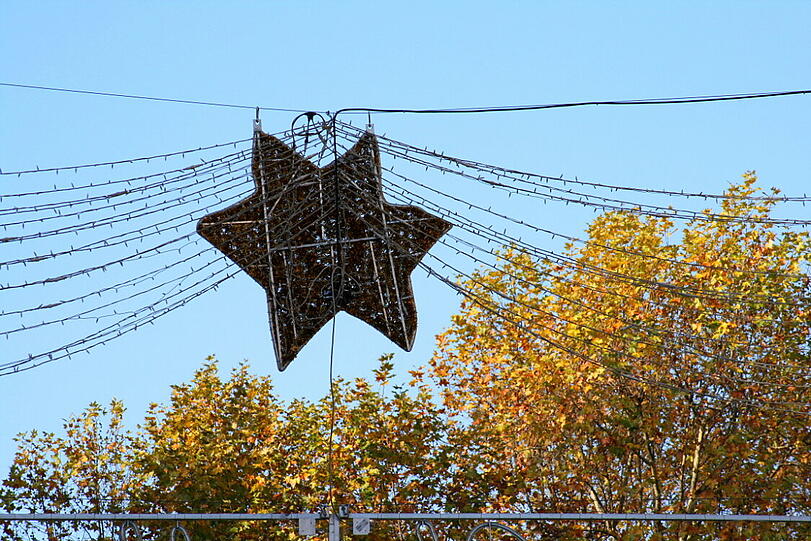 Der Stern über dem Eingang zum Christkindlmarkt in der Fußgängerzone, ist irgendwie aus der Form geraten.