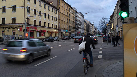 Hier wird es oft eng: Radler und Autos an der Rosenheimer Straße.