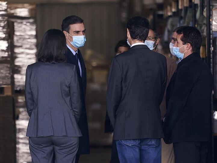 Spaniens Ministerpräsident Pedro Sánchez (2.v.l.) beim Besuch einer Firma für Medizinprodukte.