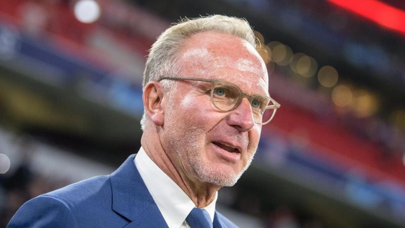 Bayerns Vorstandschef Karl-Heinz Rummenigge steht im Stadion. Bayerns Vorstandschef Karl-Heinz Rummenigge steht im Stadion.