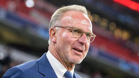 Bayerns Vorstandschef Karl-Heinz Rummenigge steht im Stadion.