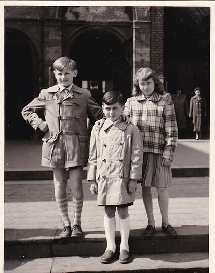 Alexander Metz steht 1956 umringt von seinem Cousin Peter und seiner Cousine Gabi am Münchner Hauptbahnhof.