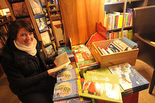 Vorbereitung: Christkind Rebekka sucht sich in der Buchhandlung Korn & Berg neue Vorlese-Bücher aus.