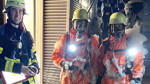 So grüßten die Münchner Feuerwehrleute nach ihrem zweistündigen Einsatz in der Tiefgarage in Moosach.