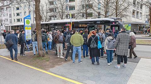 Der Schienenersatzverkehr für die U6 stößt den Münchnern sauer auf. Bis zum 1. Juni ist er noch im Betrieb.