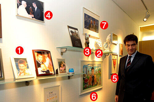 Der Nürnberger Umweltminister vor seiner persönlichen &bdquo;Wall of Fame&ldquo;. Hier hat er alles aufgehängt, was ihm wichtig ist.