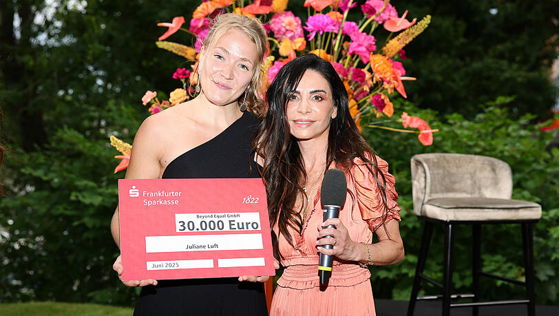 Stolze Preisträgerin: Juliane Luft mit der Investorin Sevilay Wilhelm, die sich für das Preisgeld verantwortlich zeigte. Stolze Preisträgerin: Juliane Luft mit der Investorin Sevilay Wilhelm, die sich für das Preisgeld verantwortlich zeigte.
