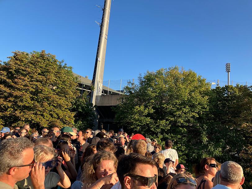 Die Brücke am Grünwalder Stadion wird auf eine harte Probe gestellt. Zahlreiche Menschen wollen von hier aus die Sonnenfinsternis verfolgen. Die Brücke am Grünwalder Stadion wird auf eine harte Probe gestellt. Zahlreiche Menschen wollen von hier aus die Sonnenfinsternis verfolgen.