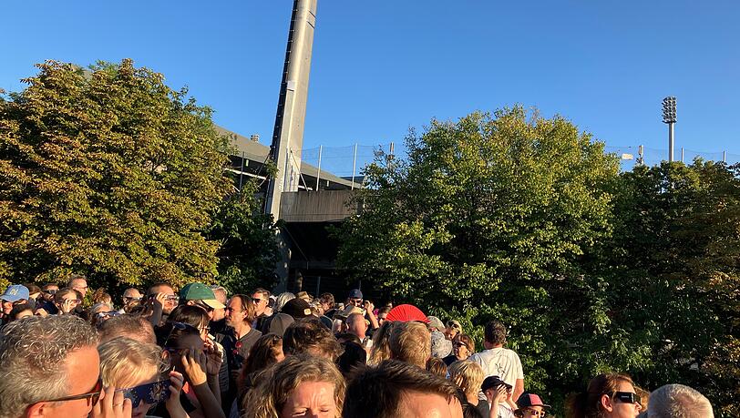 Die Brücke am Grünwalder Stadion wird auf eine harte Probe gestellt. Zahlreiche Menschen wollen von hier aus die Sonnenfinsternis verfolgen. Die Brücke am Grünwalder Stadion wird auf eine harte Probe gestellt. Zahlreiche Menschen wollen von hier aus die Sonnenfinsternis verfolgen.