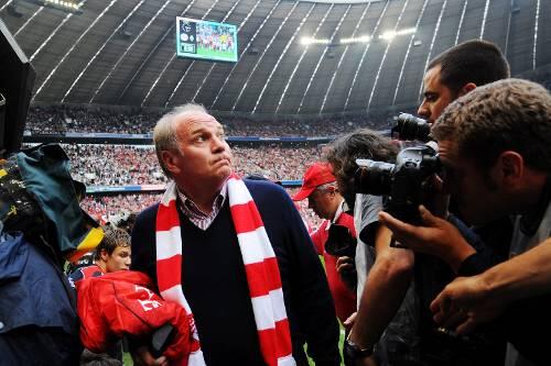 Der Fanschal gehört zu seinen wichtigsten Accessoires: Manager Uli Hoeneß im Stadion.