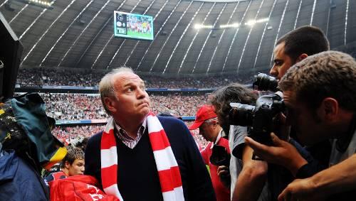 Der Fanschal gehört zu seinen wichtigsten Accessoires: Manager Uli Hoeneß im Stadion.