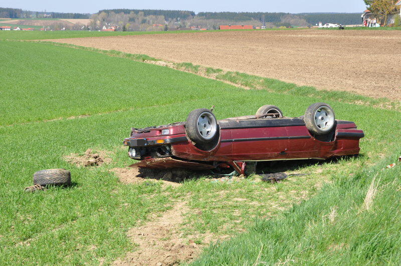 Ein Cabrio kommt von der Fahrbahn ab und überschlägt sich.