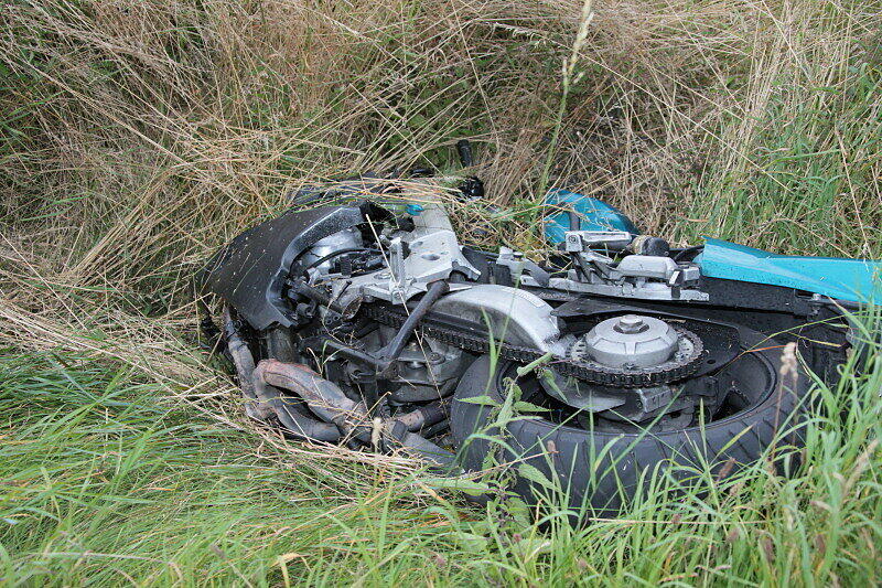 Bei dem Unfall wurde das Vorderrad des Motorrads einfach abgerissen: Bei Taufkirchen sind vier Menschen schwer verletzt worden. Die Bilder