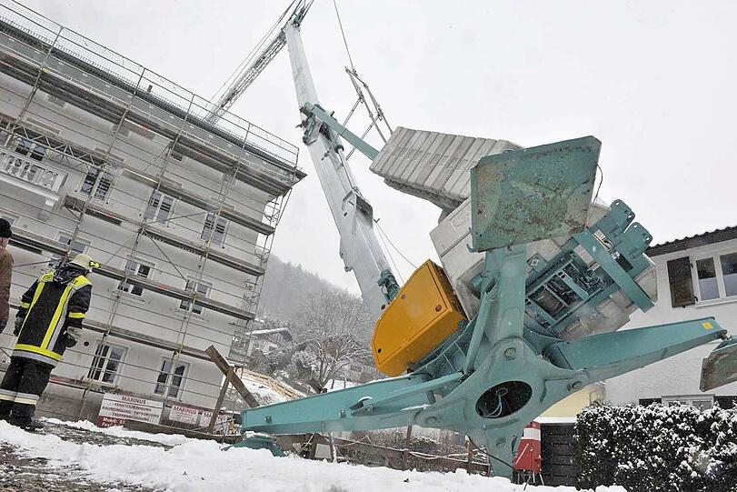Spektakulärer Unfall in Tegernsee: Zur Bergung des Kranes ist nun ein Autokran angefordert worden.