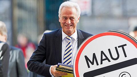 Verkehrsminister Peter Ramsauer auf dem Weg in die Koalitionsverhandlungen: Die CSU-Maut-Pläne verstoßen nicht gegen EU-Richtlinien.