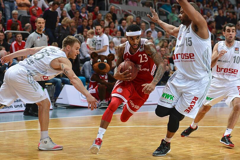 Die Bamberger Anton Gavel (l), Sharrod Ford (3.v.l-r) und Jared Jordan versuchen den Münchner Malcolm Delaney aufzuhalten.