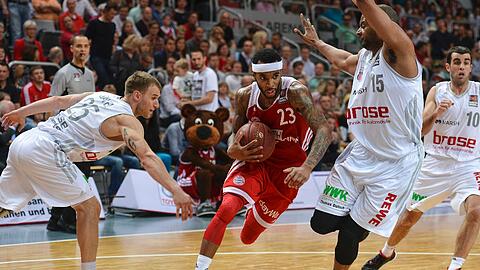 Die Bamberger Anton Gavel (l), Sharrod Ford (3.v.l-r) und Jared Jordan versuchen den Münchner Malcolm Delaney aufzuhalten.