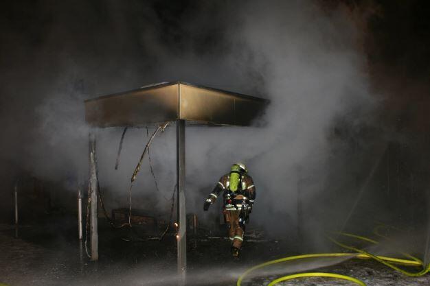 Ein Großbrand zerstörte in der Nacht zum Donnerstag große Teile eines Kindergartens.
