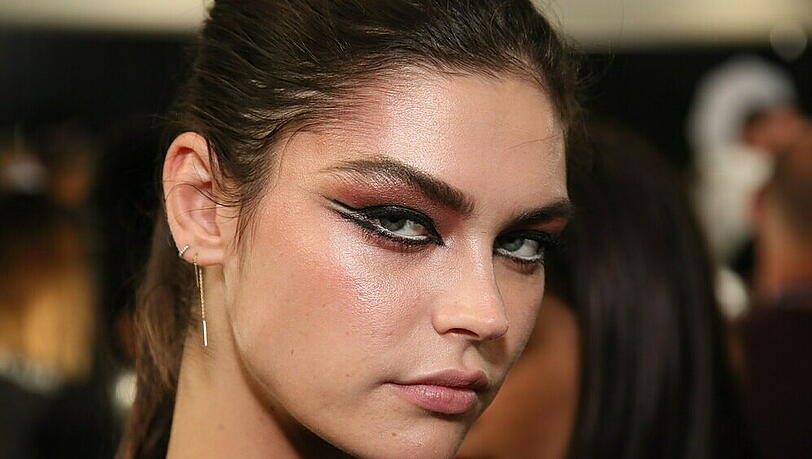 Ein Model auf der New Yorker Fashion Week präsentiert ihr Make-up Ein Model auf der New Yorker Fashion Week präsentiert ihr Make-up