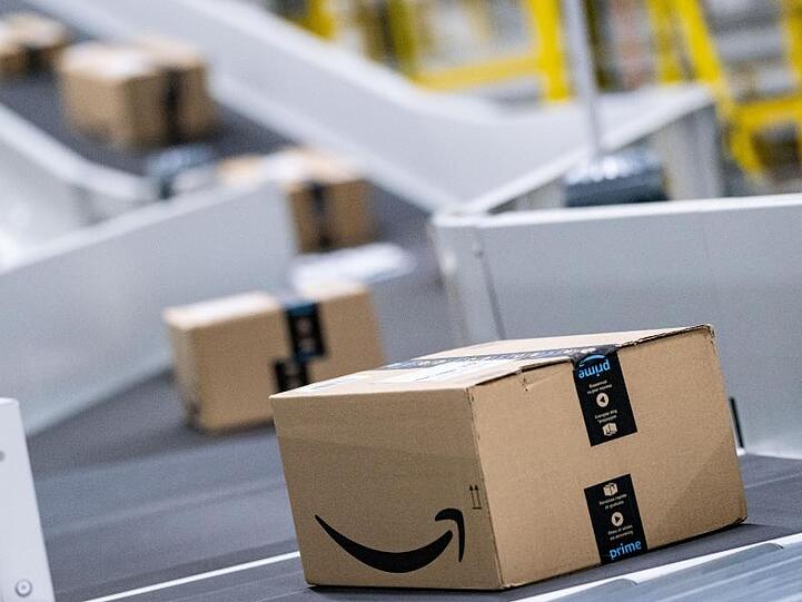 Amazon-Pakete laufen in einem Sortierzentrum über die Bänder. Der US-Konzern ist mit einem Rekordgewinn ins Geschäftsjahr gestartet.