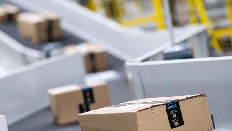 Amazon-Pakete laufen in einem Sortierzentrum über die Bänder. Der US-Konzern ist mit einem Rekordgewinn ins Geschäftsjahr gestartet. Amazon-Pakete laufen in einem Sortierzentrum über die Bänder. Der US-Konzern ist mit einem Rekordgewinn ins Geschäftsjahr gestartet.