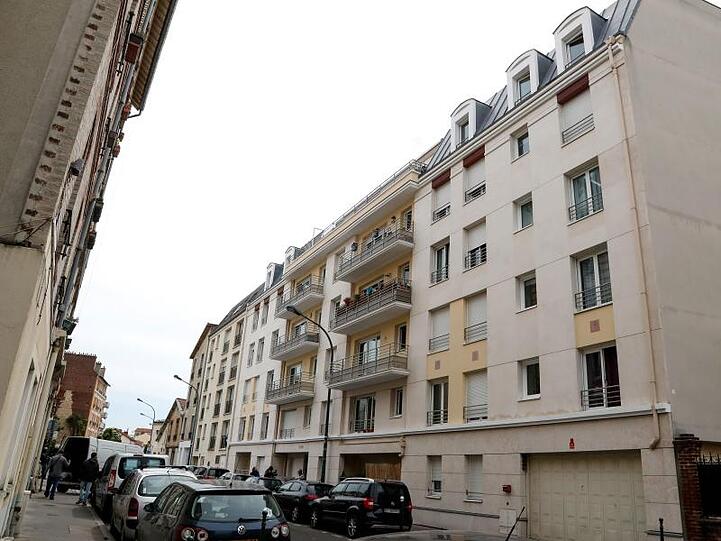 Gesamtansicht des Wohnhauses (r), in dem der als Finanzier des Völkermords bekannte ruandische Verdächtige Félicien Kabuga festgenommen wurde.