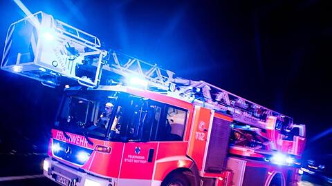 Als die Feuerwehr das Fahrzeug erreichte, hatte sich bereits ein Vollbrand entwickelt. (Symbolbild)