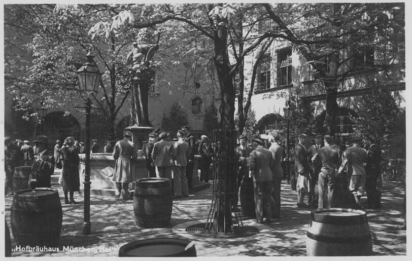Derselbe Ort, der Hofbräukeller 1943. Die Zeiten haben sich geändert, einige der Gäste tragen Nazi-Uniformen.