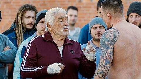 "Alte Bande": Boxer (Mario Adorf, l.) ist der König der Justizvollzugsanstalt.